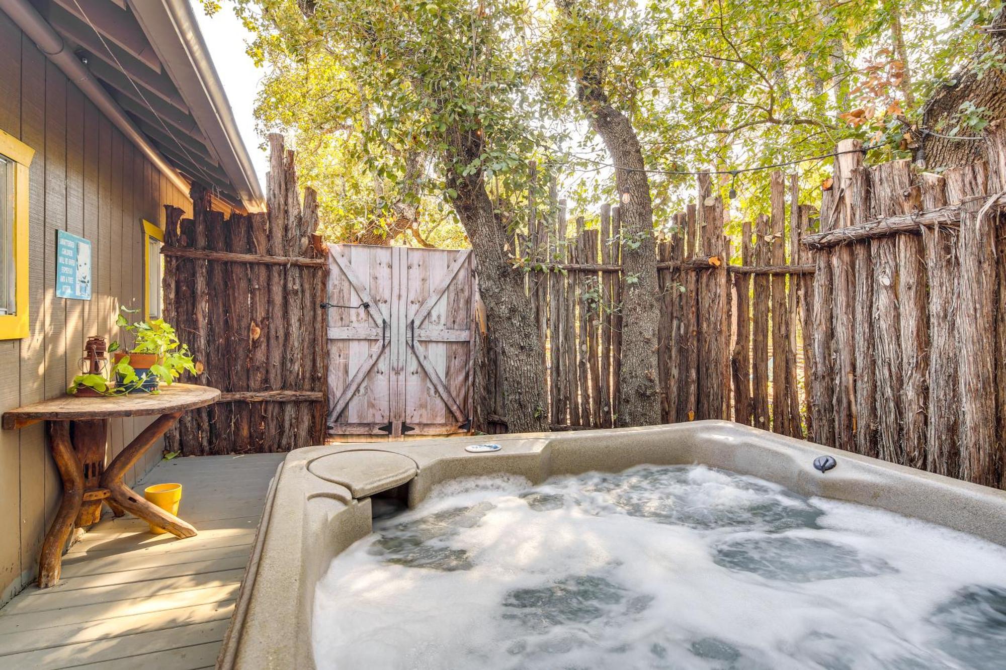 Pet-Friendly Wimberley Cabin With Fire Pit And Hot Tub المظهر الخارجي الصورة