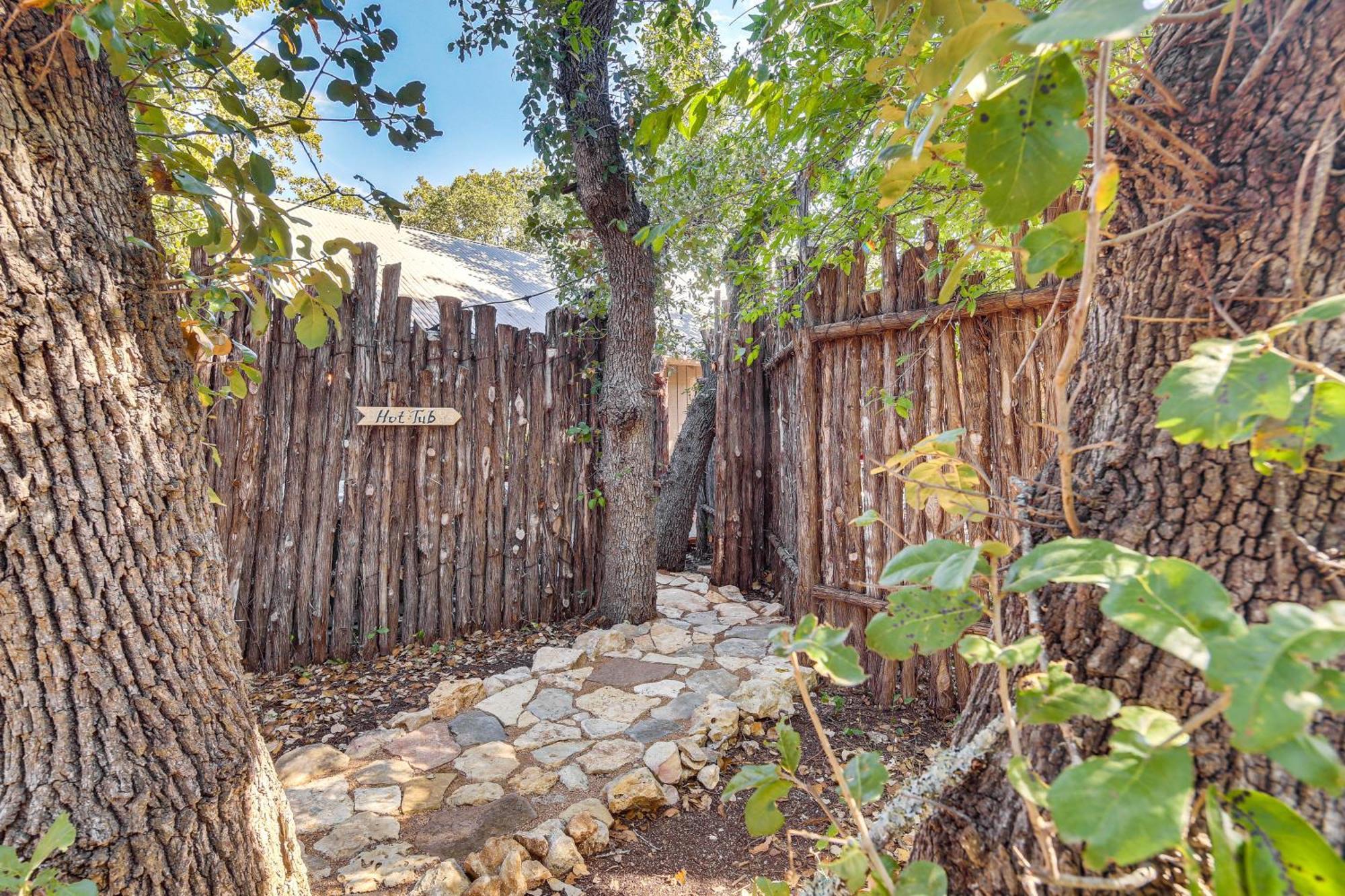 Pet-Friendly Wimberley Cabin With Fire Pit And Hot Tub المظهر الخارجي الصورة