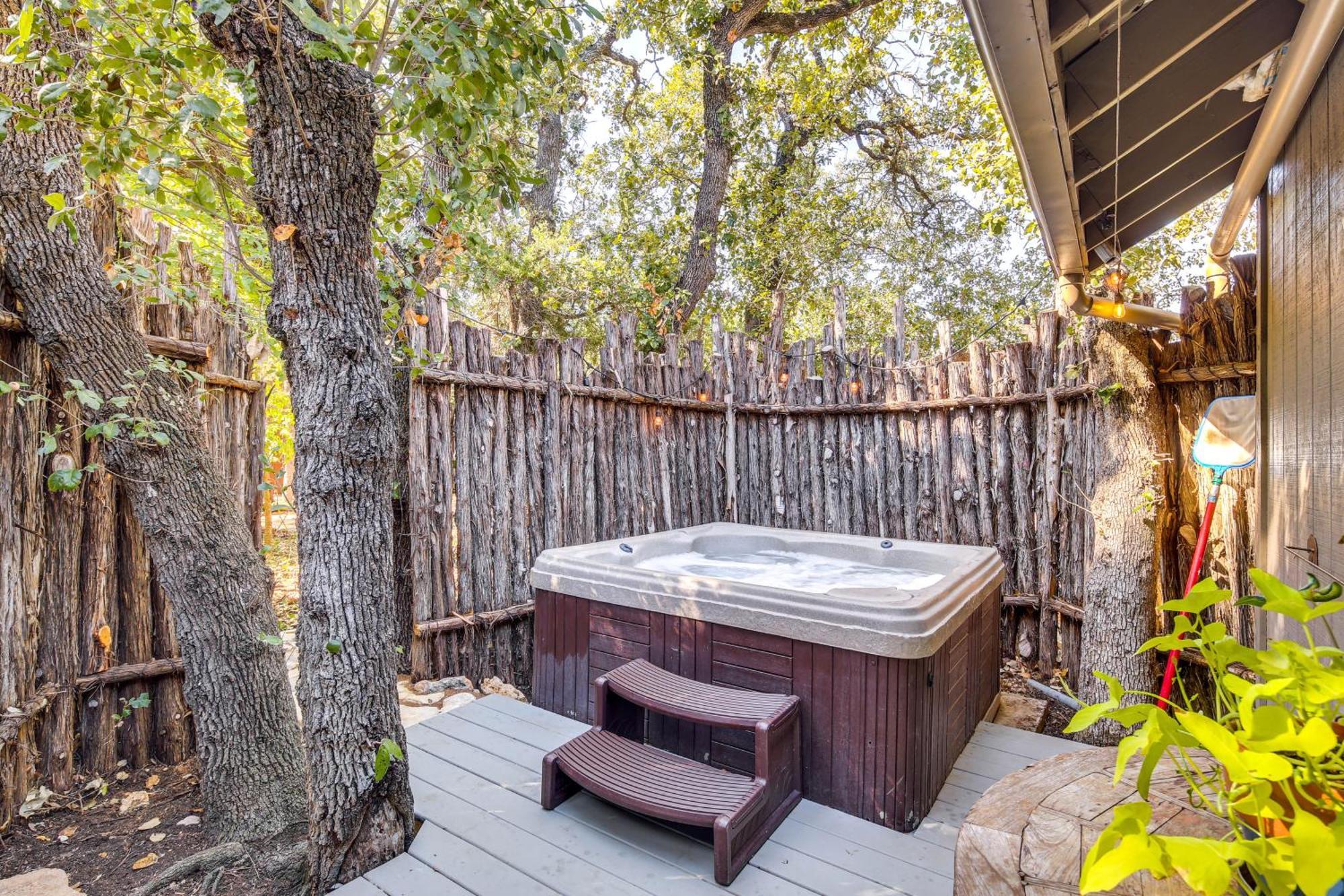 Pet-Friendly Wimberley Cabin With Fire Pit And Hot Tub المظهر الخارجي الصورة